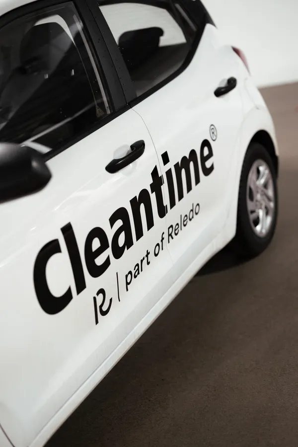 Autoliikkeiden ja korjaamoiden siivous