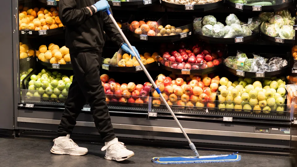 Myymäläsiivous ja liiketilasiivous, joka tukee myyntiä, asiakaskokemusta ja elintarvikehygieniaa