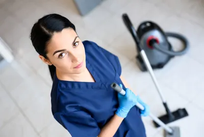 tausta nainen katsoo ylös